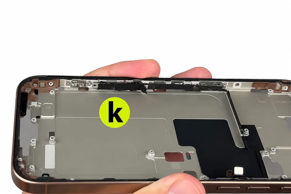 Разобранный iPhone перед восстановлением материнской платы