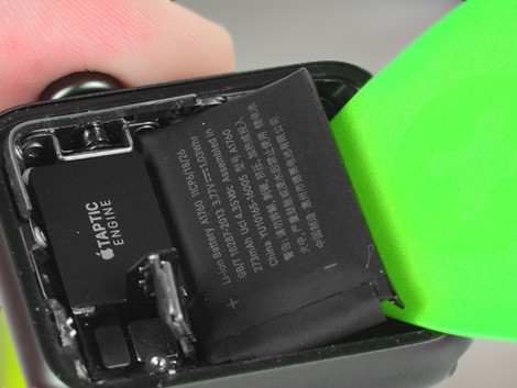 Мастер вынимает аккумулятор Apple Watch 2 | KiberCentre