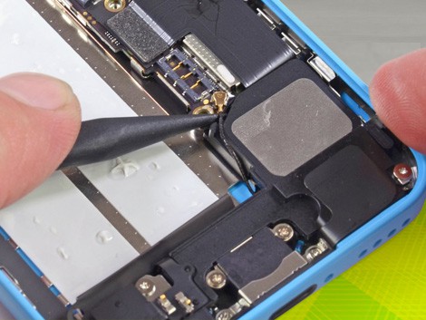 Мастер ремонтирует iPhone 5c