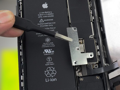 Мастер производит замену корпуса на iPhone 7