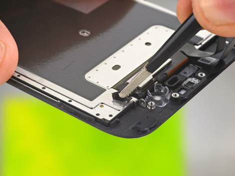 Мастер производит ремонт дисплея iPhone 6s | KiberCentre