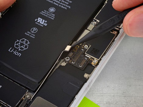 демонтаж старого аккумулятора iPhone 8 Plus | KiberCentre