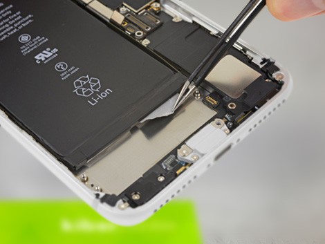 Мастер производит ремонт по замена батареи на iPhone 8 Plus | KiberCentre