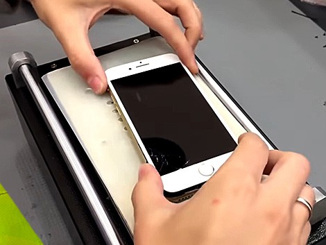 Мастер производит ремонт айфон на специализированном оборудовании | KiberCentre