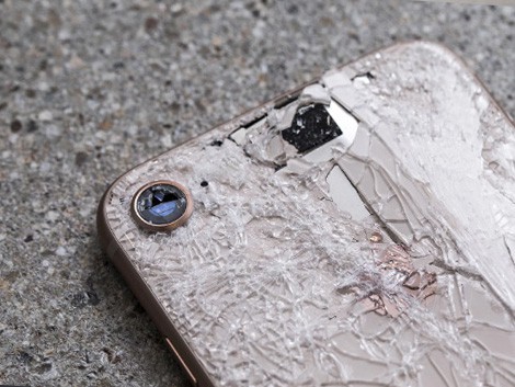 Разбитый задний корпус iPhone 8