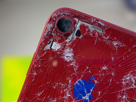 Разбитое заднее стекло iPhone XR