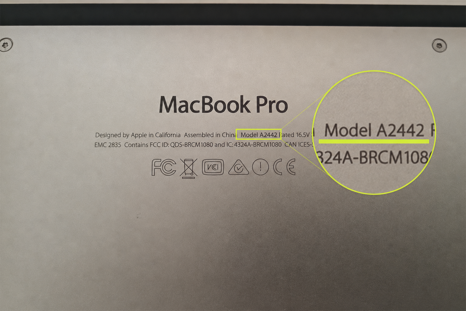 Номер модели A2442 на нижней крышке MacBook Pro