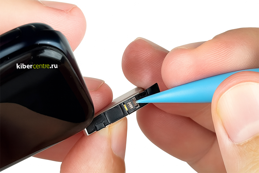 Мастер извлекает батарею iWatch