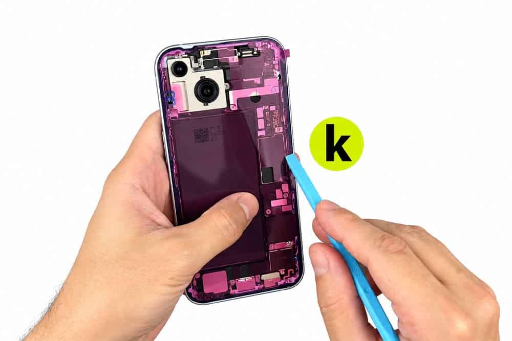 Разборка iPhone 15 с доступом к внутренним компонентам и задней части корпуса