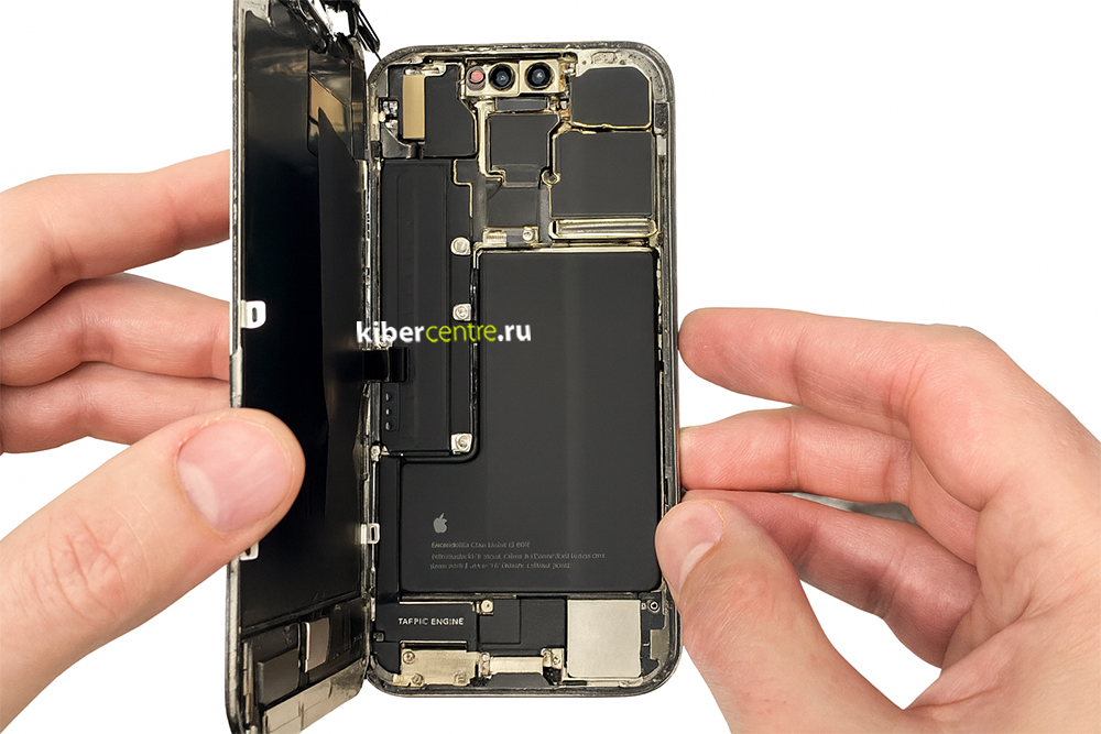 Инженер открыл крышку телефона iPhone 15 Pro