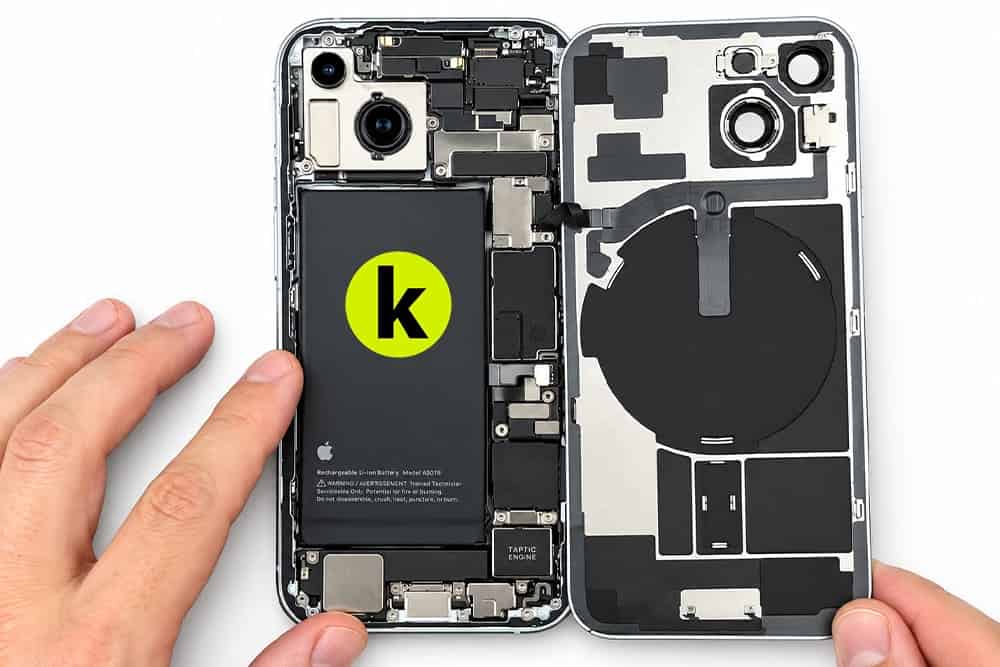Открытый iPhone 15 со снятой задней панелью и модулем беспроводной зарядки