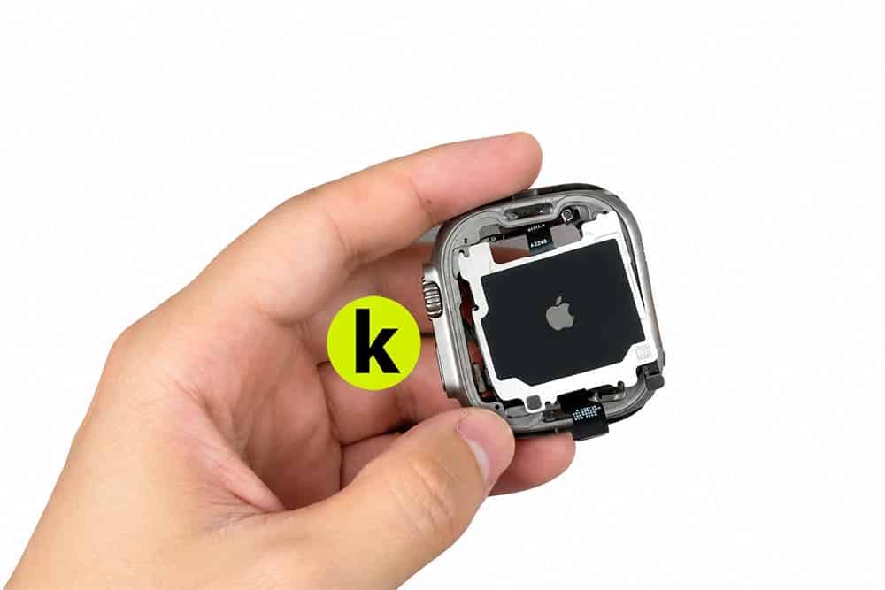 Корпус Apple Watch Ultra 1 со снятым дисплеем и внутренним модулем