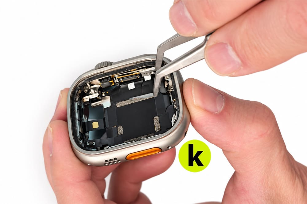 Разборка Apple Watch Ultra 2 с доступом к внутренним компонентам