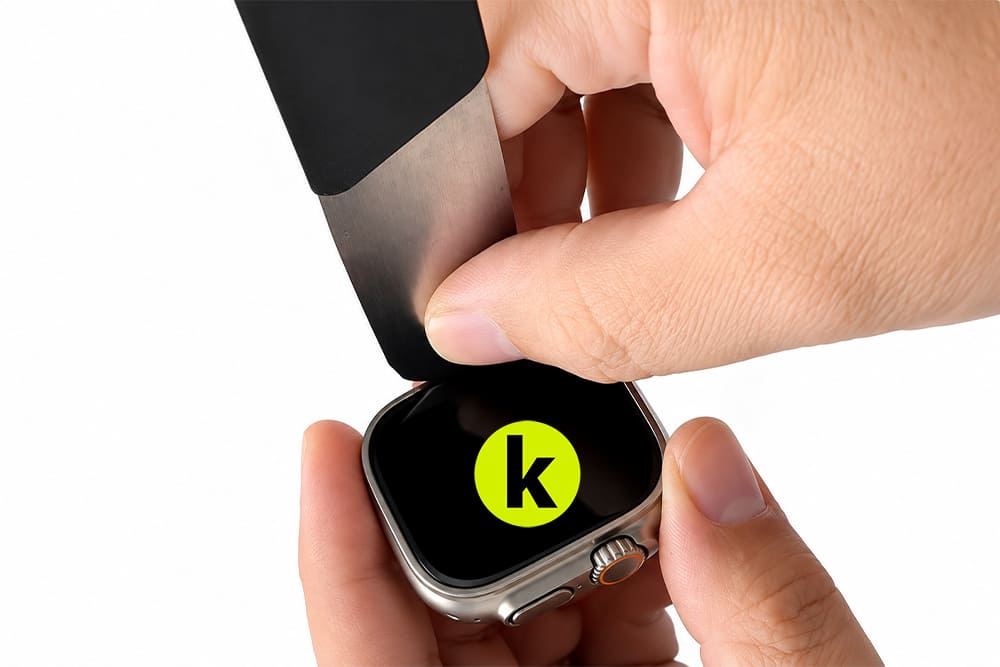 Мастер отделяет дисплей Apple Watch Ultra 3 от корпуса часов