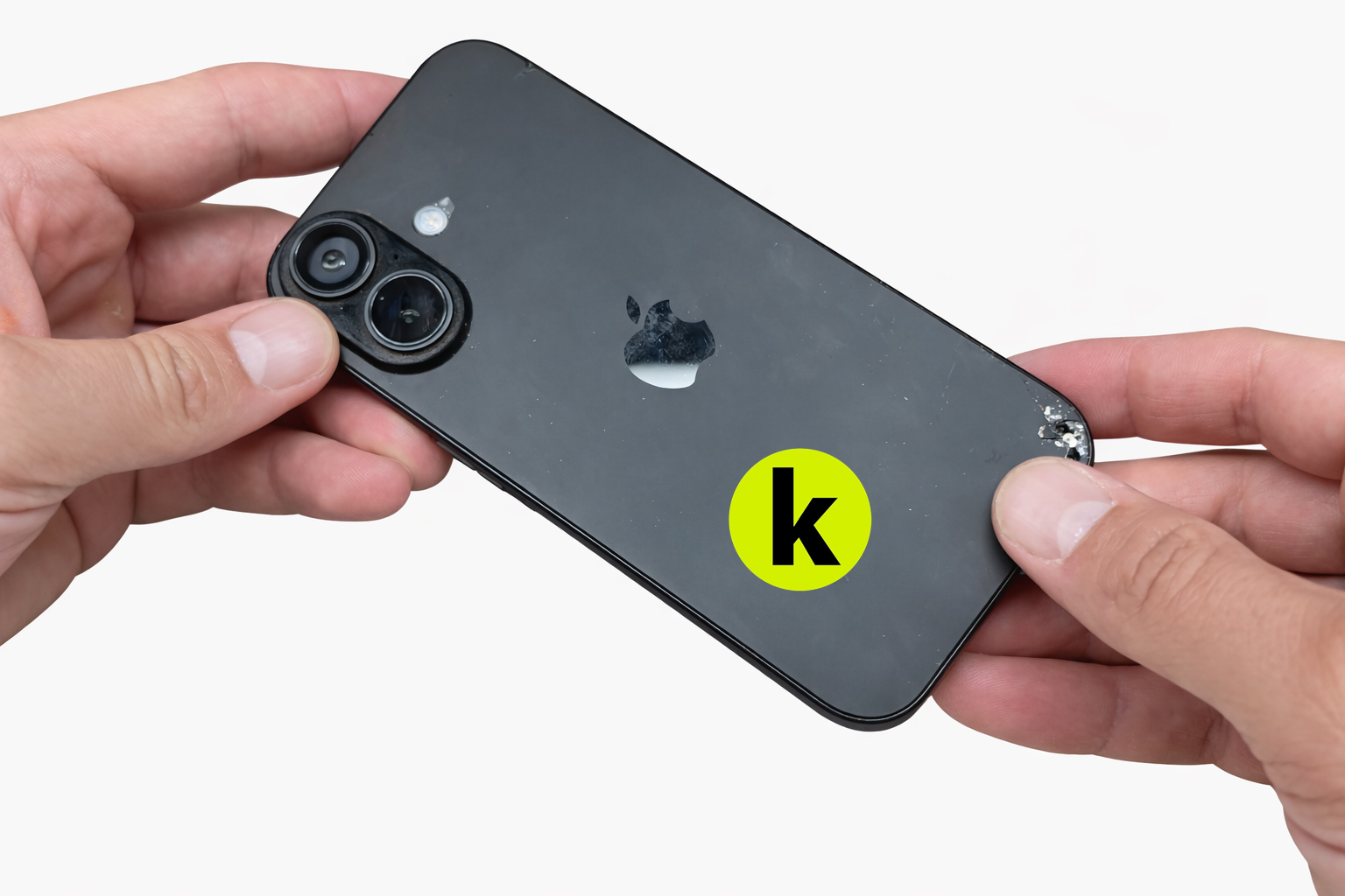 iPhone с повреждением на углу корпуса и следами износа на задней панели перед восстановлением внешнего вида.
