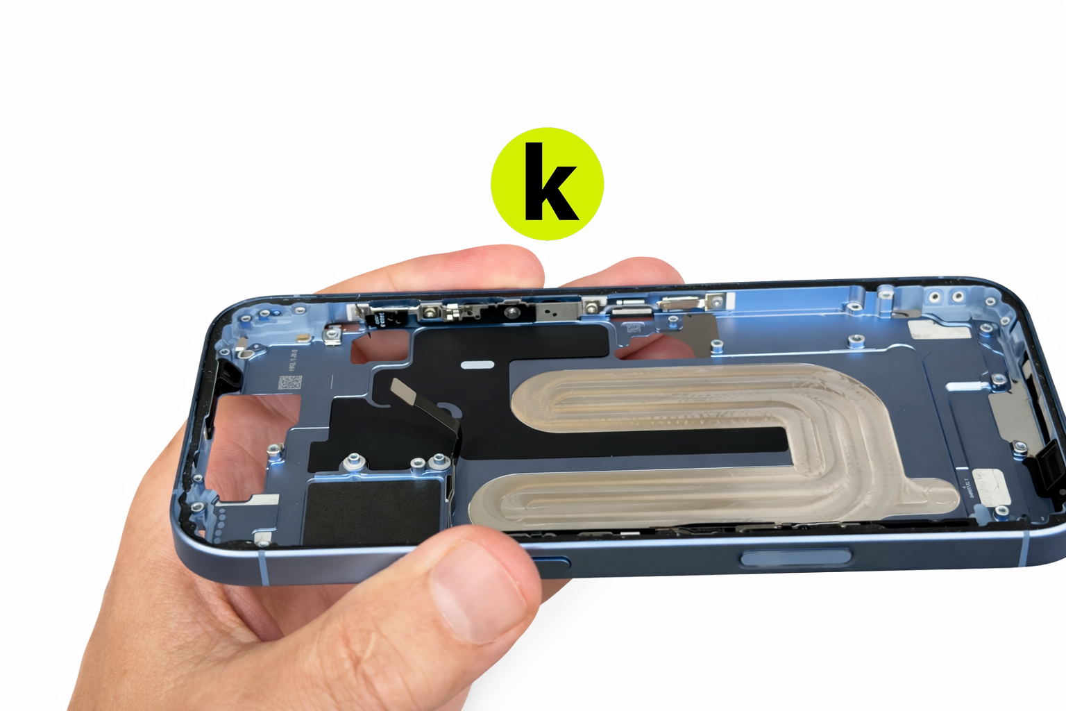 Корпус телефона показан изнутри после разборки, видны посадочные места компонентов и дорожка беспроводной зарядки.
