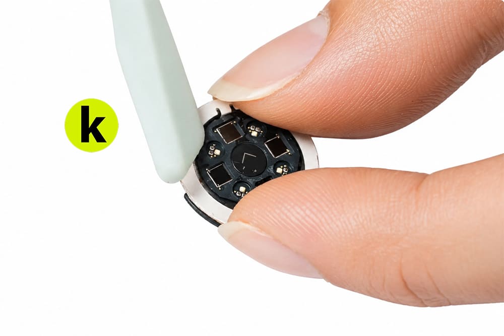 Установка модуля датчиков в заднюю крышку Apple Watch 11 после замены стекла