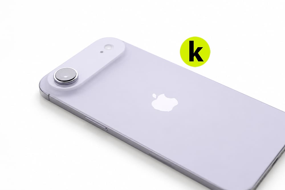 Концепт тонкого корпуса смартфона с одной основной камерой и светлой задней панелью