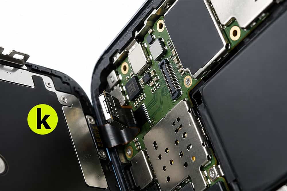 Внутренние компоненты и материнская плата iPhone 18 Pro Max после разборки корпуса